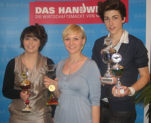 Sophia Schäfer (Mitte) mit ihren beiden Modellen Katharina Wenzel (links) und Maximilian Gehrlinger (rechts)